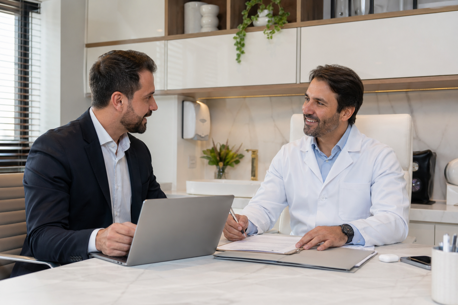 Médico em Vitória conversando com contador sobre contabilidade para clínicas