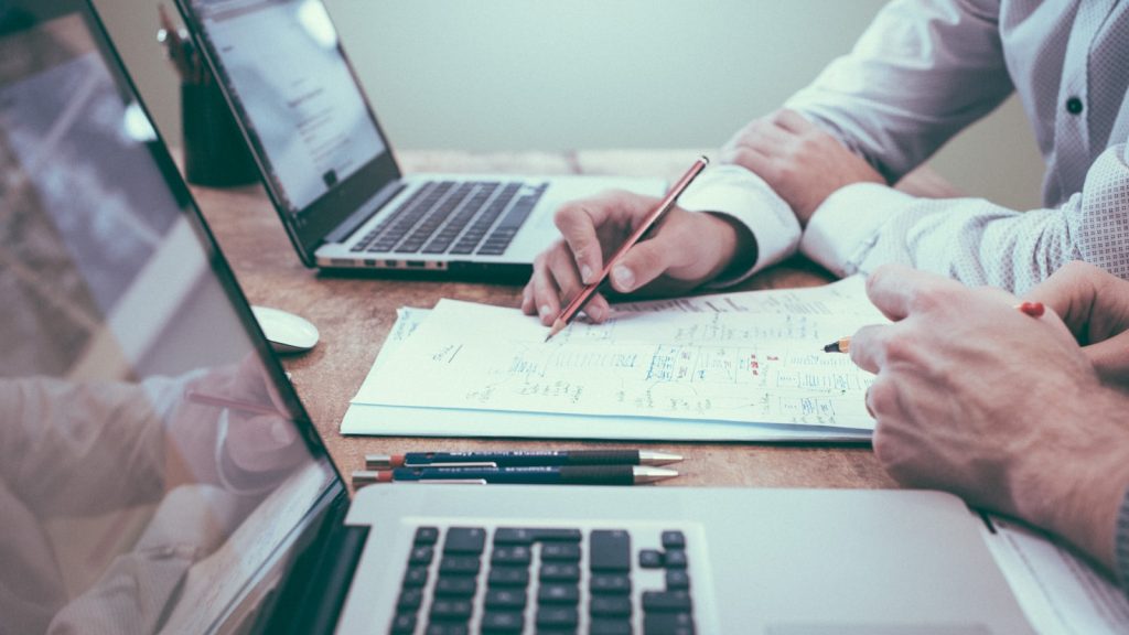 Empreendedor escolhendo o melhor tipo de empresa para abrir em Vitória com contador