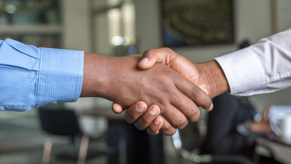 Empresário analisando onde registrar empresa em Vitória com orientação contábil