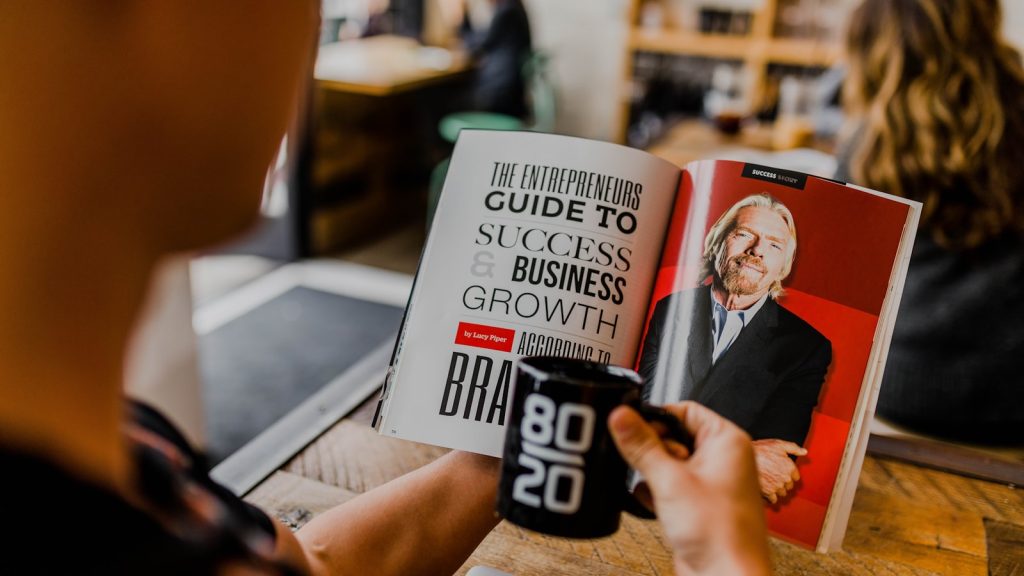 Pessoa usando plataforma online para registro de empresa em Vitória em notebook