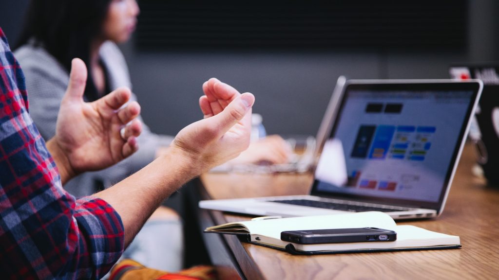 Equipe contábil especializada em abertura de empresas em Vitória atendendo empreendedor